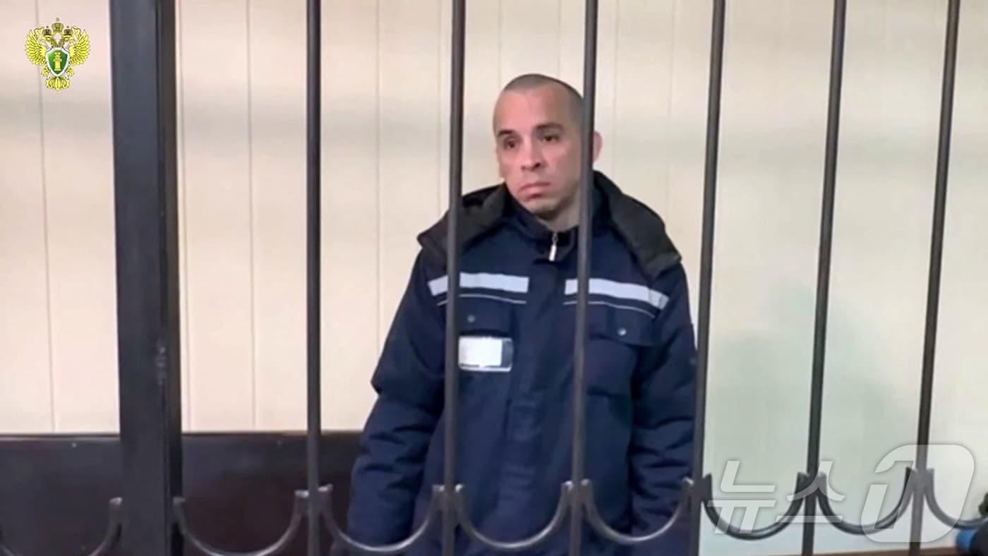 24일(현지시간) 콜롬비아인 오스카 마우리시오 블랑코 로페즈가 러시아가 통제하는 도네츠크 최고법원에서 열린 선고 공판에 참석하고 있다. 2025.12.24. ⓒ AFP=뉴스1 ⓒ News1 이정환 기자