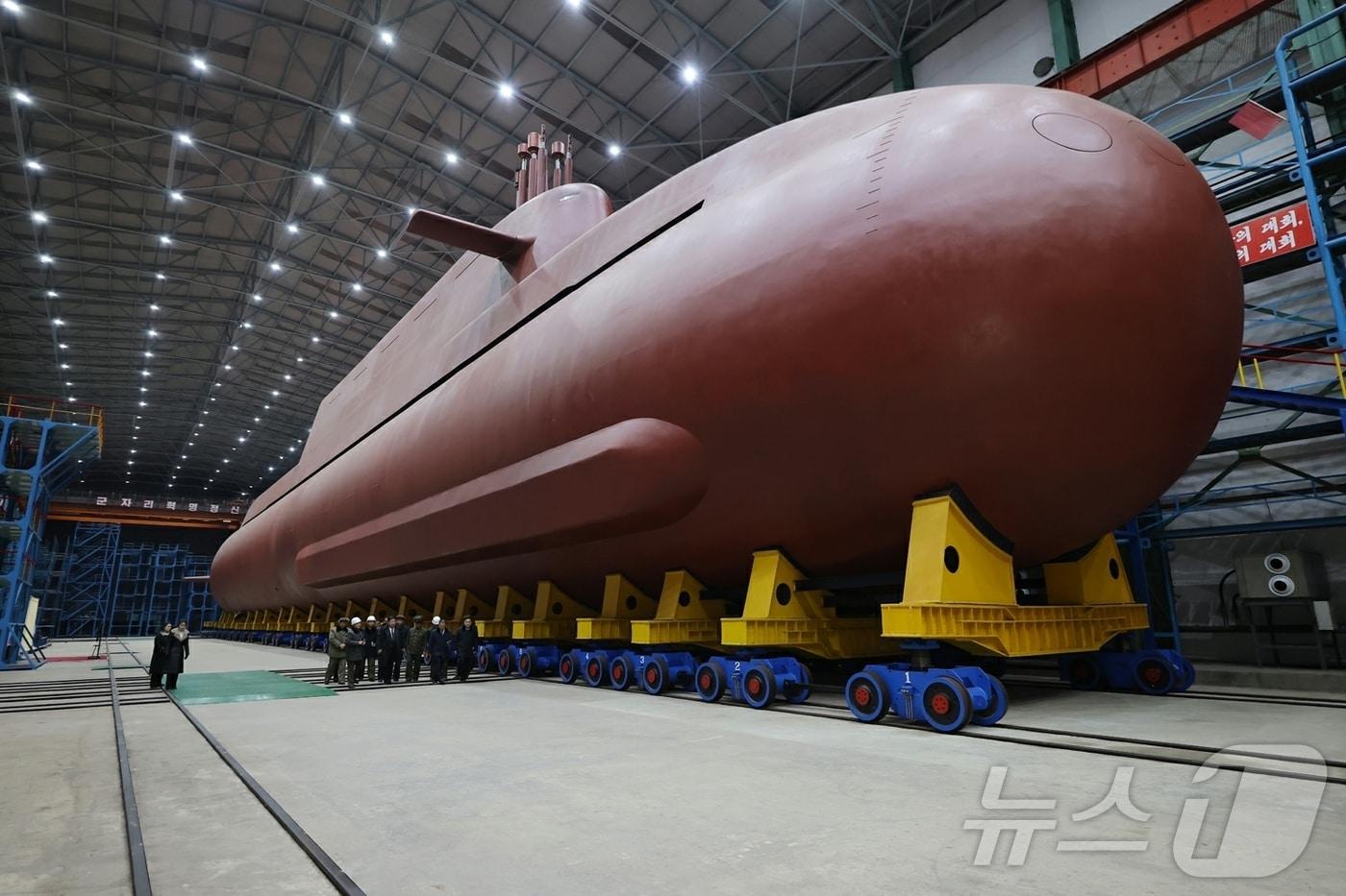 (평양 노동신문=뉴스1) = 북한이 8700톤급 핵잠수함을 건조 중이라며 함체 전체의 사진을 처음으로 공개했다. 노동당 기관지 노동신문은 25일 김정은 당 총비서가 '핵동력전략유도탄잠수함' 건조사업을 현지지도했다고 보도했다. 김 총비서는 한국의 핵잠 도입사업에 대해 "우리 국가의 안전을 침해하는 공격적인 행위"라며 "반드시 대응해야 할 안전 위협"이라고 규정했다. [국내에서만 사용가능. 재배포 금지. DB 금지. For Use Only in the Republic of Korea. Redistribution Prohibited] rodongphoto@news1.kr