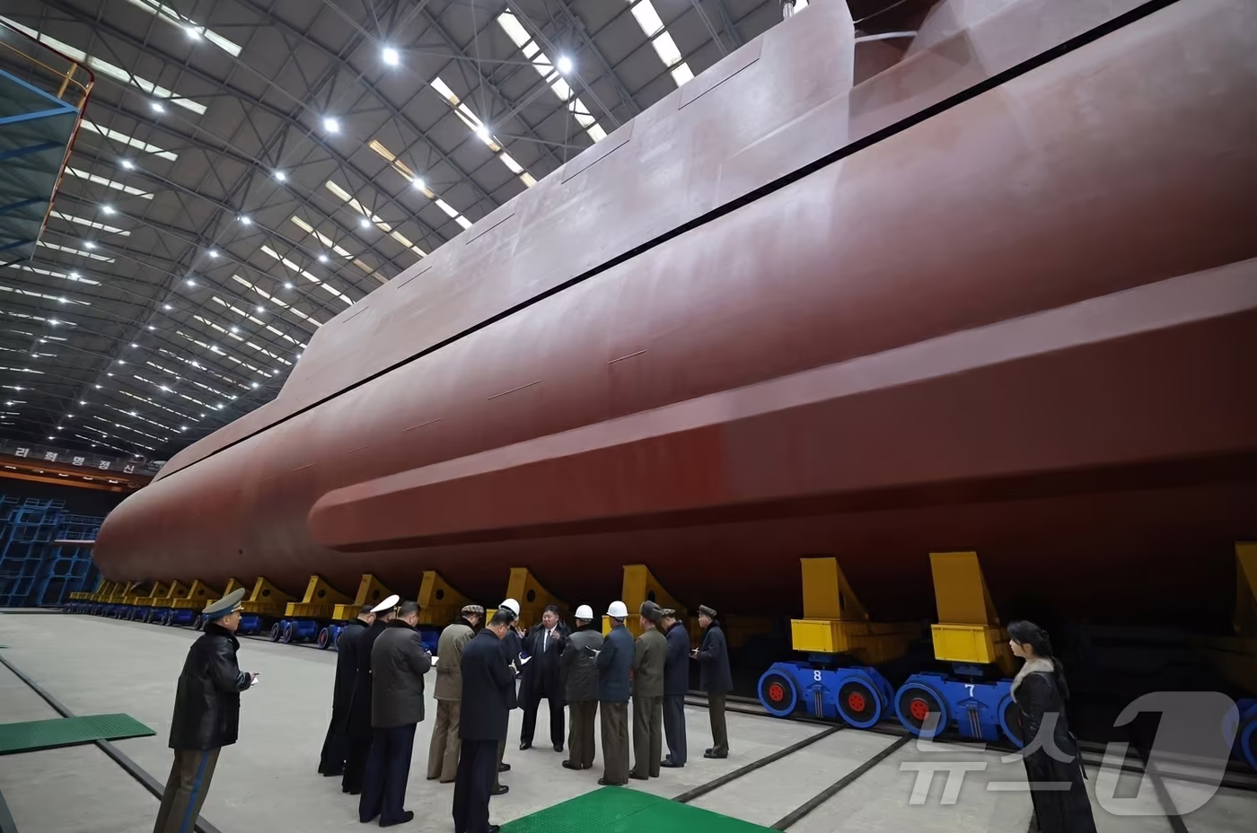 (평양 노동신문=뉴스1) = 북한이 8700톤급 핵잠수함을 건조 중이라며 함체 전체의 사진을 처음으로 공개했다. 노동당 기관지 노동신문은 25일 김정은 당 총비서가 '핵동력전략유도탄잠수함' 건조사업을 현지지도했다고 보도했다. 김 총비서는 한국의 핵잠 도입사업에 대해 "우리 국가의 안전을 침해하는 공격적인 행위"라며 "반드시 대응해야 할 안전 위협"이라고 규정했다. [국내에서만 사용가능. 재배포 금지. DB 금지. For Use Only in the Republic of Korea. Redistribution Prohibited] rodongphoto@news1.kr