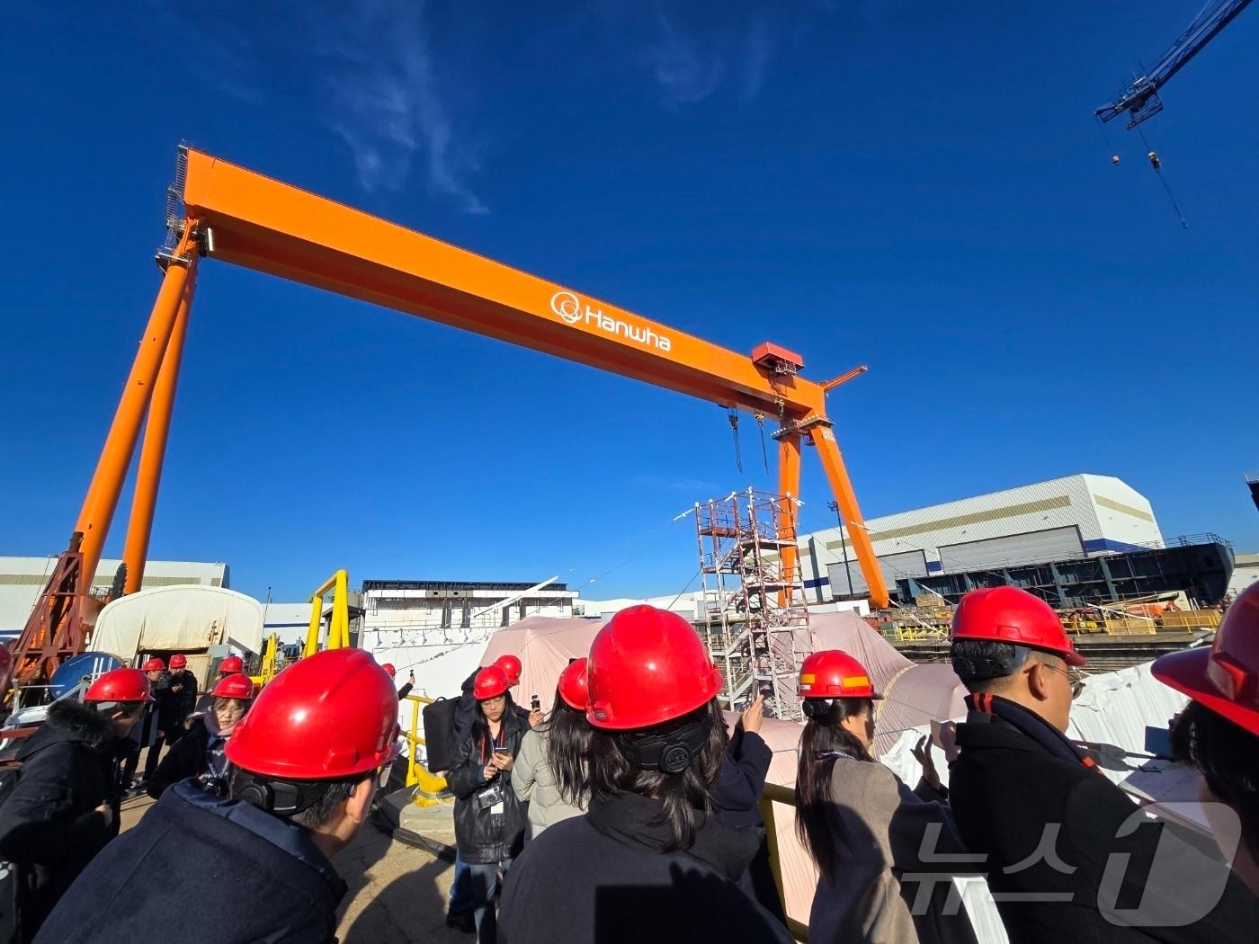 본문 이미지 - 지난 22일(현지시간) 미국 펜실베이니아주 필라델피아에 위치한 한화필리조선소를 취재진이 둘러보고 있다. 한화의 필리조선소 인수 1년을 맞아 열린 이날 미디어데이 행사에서 한화 측은 미국의 핵추진잠수함을 필리조선소에서 건조하겠다고 밝혔다. 2025.12.22. ⓒ News1 류정민 특파원