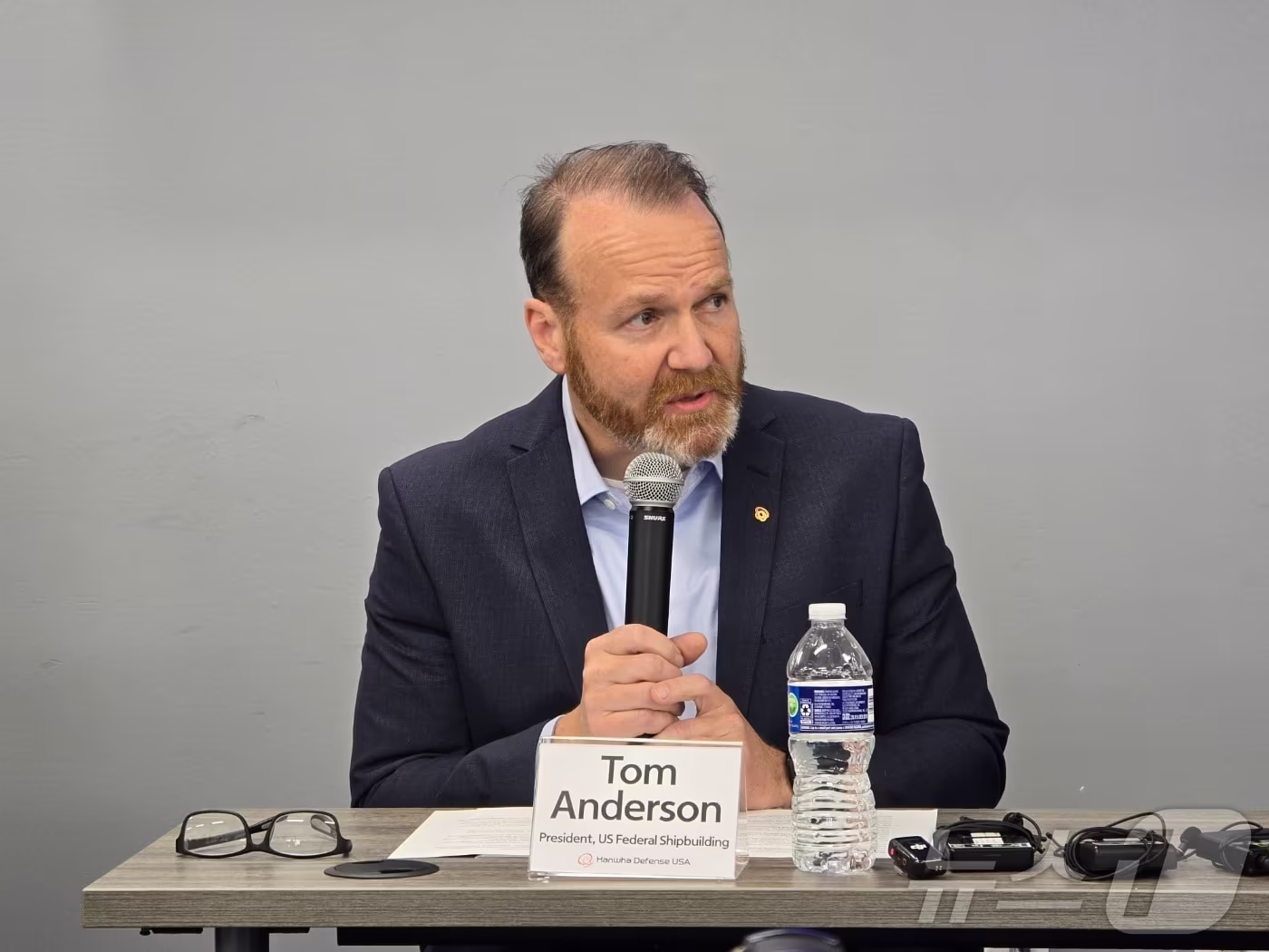 본문 이미지 - 지난 22일(현지시간) 미국 펜실베이니아주 필라델피아에 위치한 한화필리조선소에서 열린 미디어데이 행사에서 톰 앤더슨 한화디펜스USA 조선사업부문 사장이 한화의 핵추진잠수함 건조 추진 계획에 대해 밝히고 있다. 2025.12.25. ⓒ News1 류정민 특파원