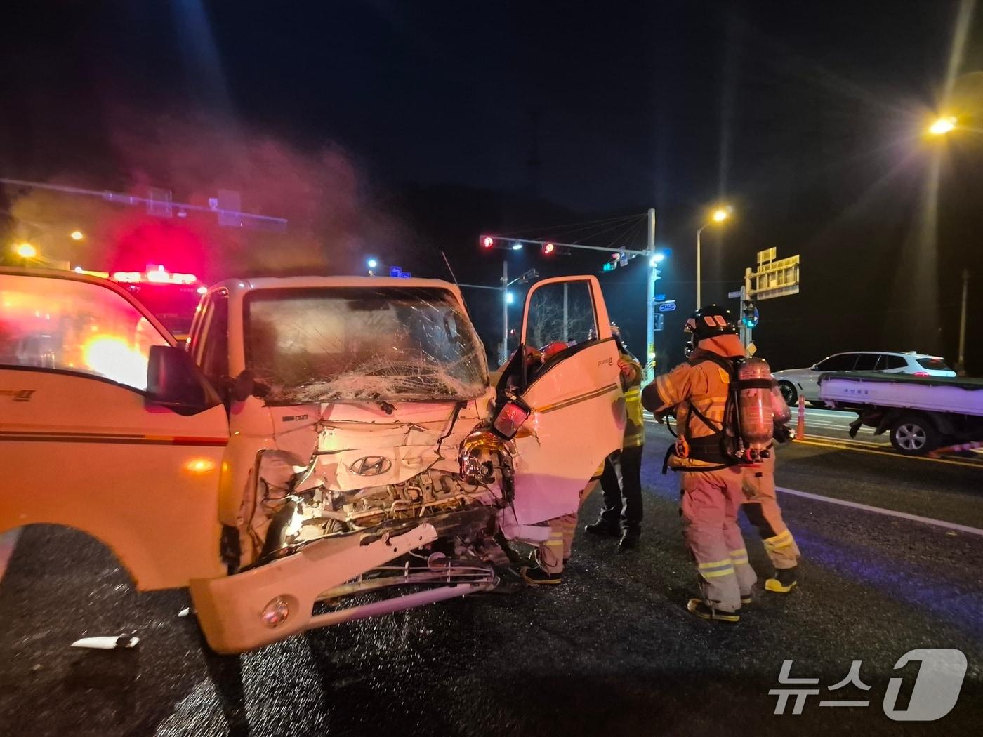 본문 이미지 - 청양군 청양읍 학당리 교통사고 현장. (청양소방서 제공, 재판매 및  DB금지) / 뉴스1 