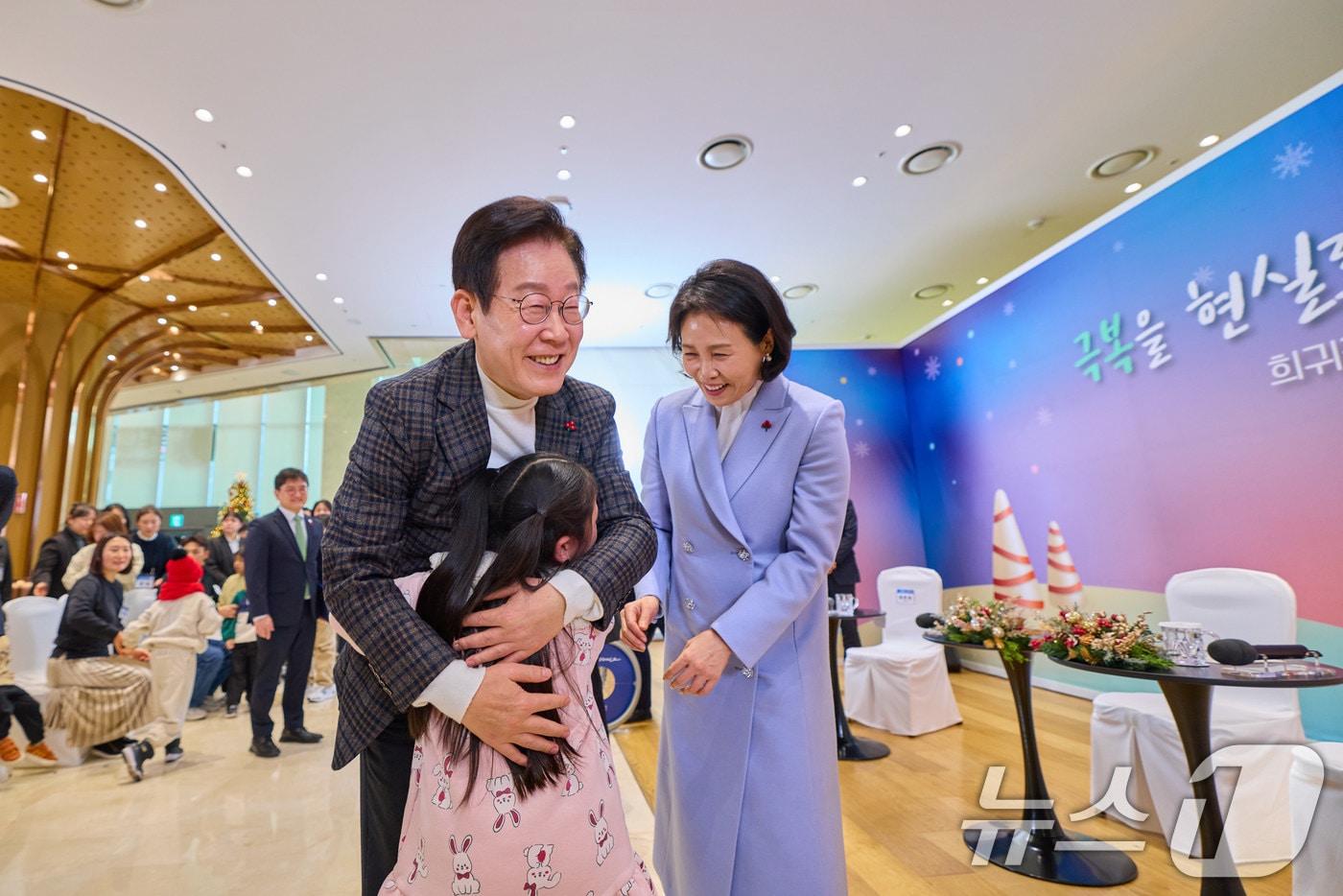 본문 이미지 - 이재명 대통령이 지난해 12월 24일 서울 서대문구 신촌세브란스 연세암병원 중입자치료센터에서 열린 희귀질환 환우·가족 간담회에서 어린이와 포옹하고 있다. (이재명 대통령 SNS. 재판매 및 DB 금지) ⓒ 뉴스1 이재명 기자