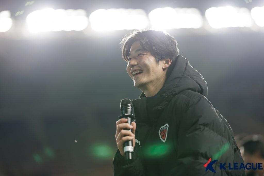 본문 이미지 - 포항 스틸러스와 1년 더 함께하는 기성용. (한국프로축구연맹 제공)