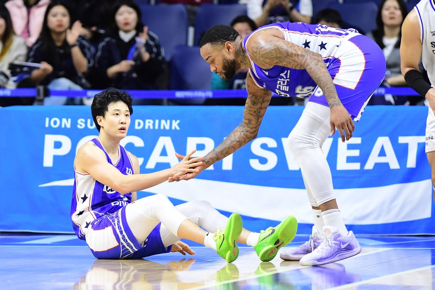 부산 KCC 허웅(왼쪽)은 24일 서울 삼성과 경기 도중 부상으로 교체됐다.(KBL 제공)