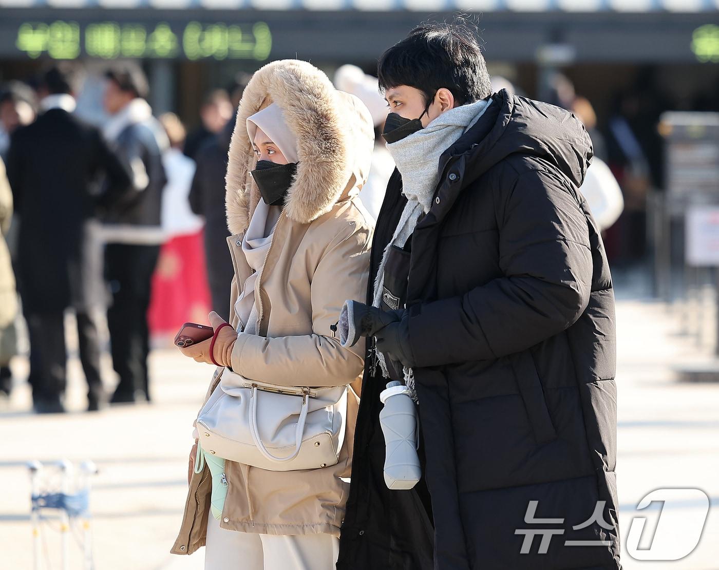 본문 이미지 - 서울과 경기에 한파주의보가 내려진 25일 서울 종로구 경복궁을 찾은 외국인 관광객이 강추위에 목도리 등 방한용품을 두른채 이동하고 있다. 기상청은 전국이 대체로 맑겠으나 북쪽에서 내려온 찬 공기의 영향으로 아침 기온이 전날보다 5도 이상 떨어지며 대체로 춥겠다고 밝혔다. 2025.12.25/뉴스1 ⓒ News1 김진환 기자