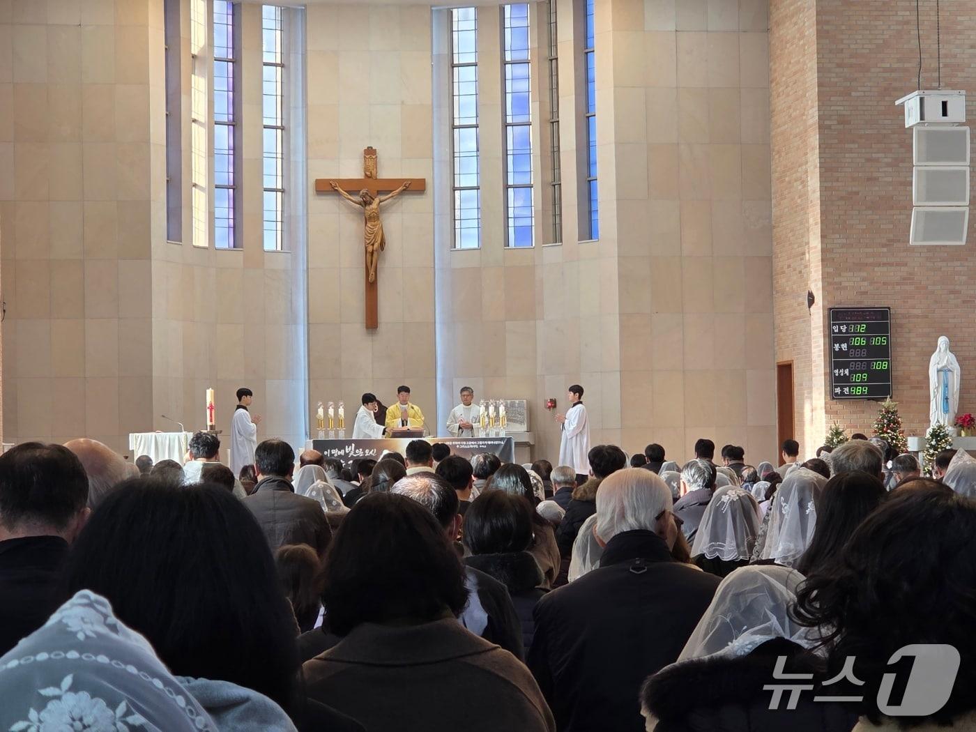 본문 이미지 - 크리스마스인 25일 오전 10시 대흥동성당에서 '성탄 대축일 미사'가 봉헌됐다. ⓒ 뉴스1 김종서 기자