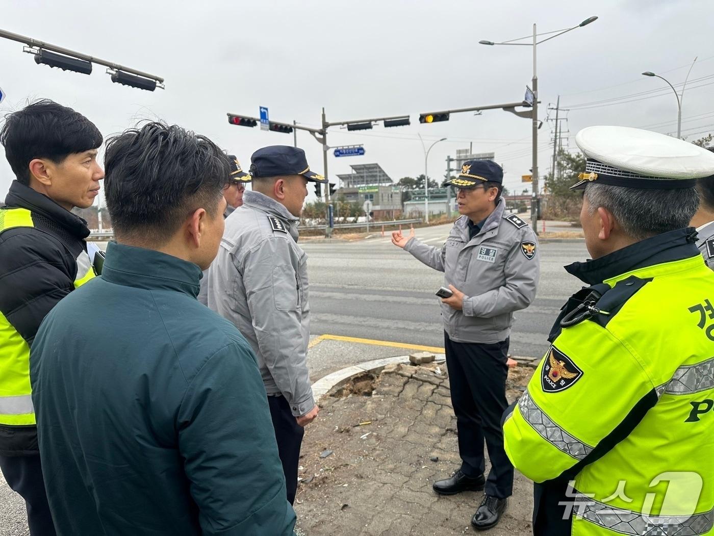 본문 이미지 - 지난 24일 김철문 전북경찰청장이 교통사고로 12명의 부상자가 발생한 김제시 백산면의 돌제교차로를 찾아 현장 점검을 실시했다.(전북경찰청 제공. 재판매 및 DB 금지)