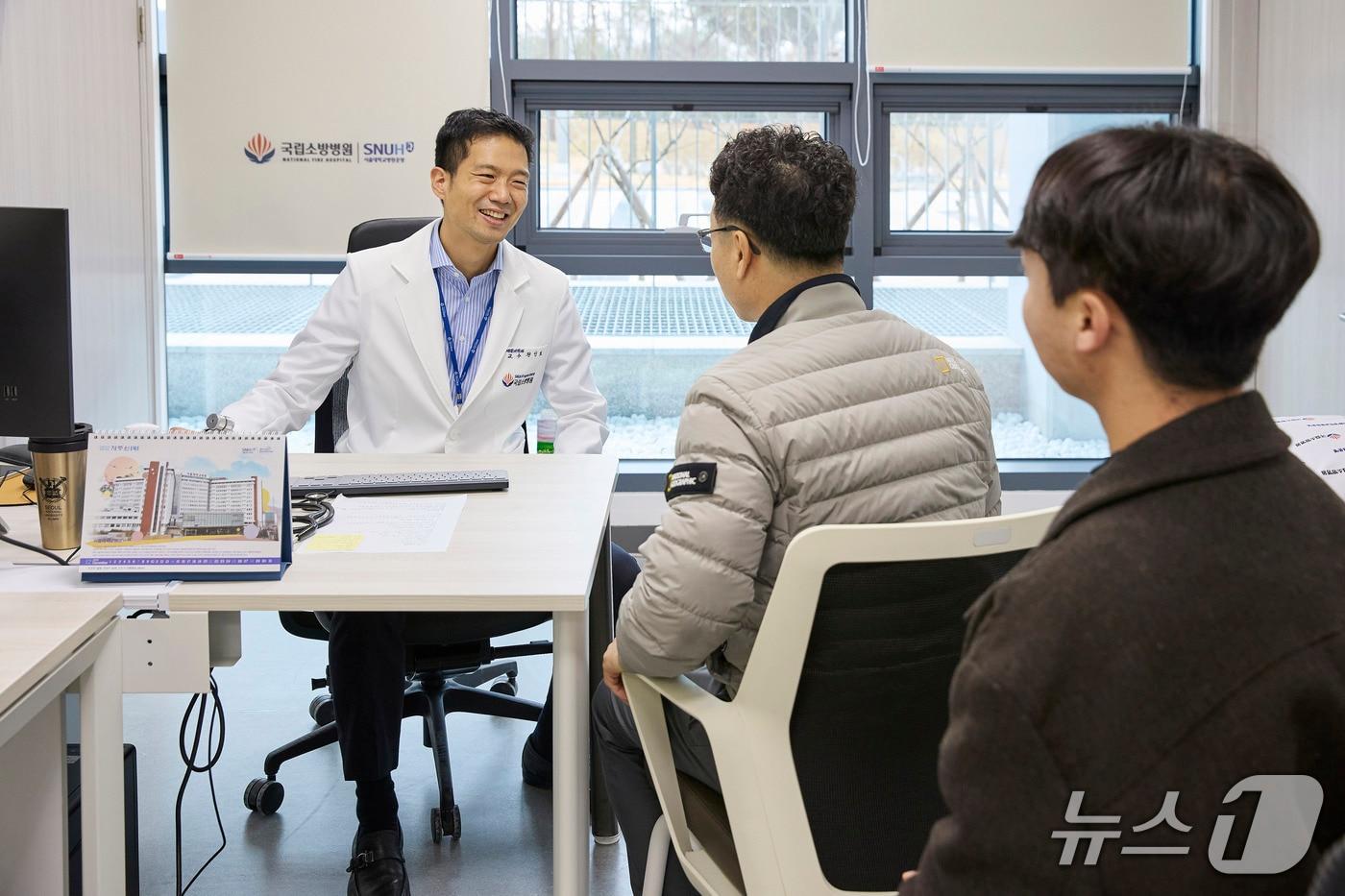 24일 국립소방병원이 시범진료를 시작으로 문을 열었다. 전인표 재활의학과 교수가 병원 첫 환자인 김홍걸 소방관을 진료하고 있다.(서울대병원 제공)