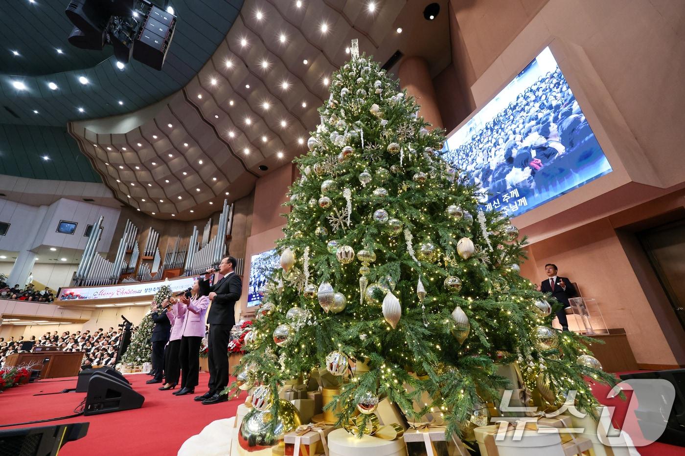 크리스마스인 25일 서울 영등포구 여의도순복음교회를 찾은 성도들이 2025 성탄 축하예배를 드리고 있다. 2025.12.25/뉴스1 ⓒ News1 안은나 기자