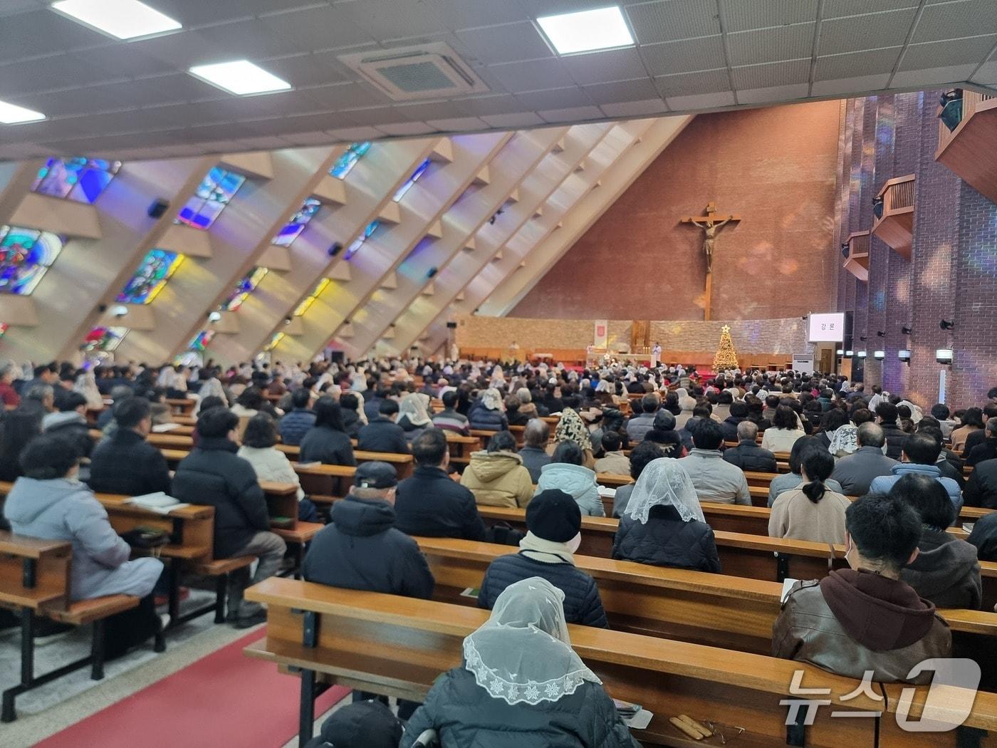 본문 이미지 -  2000여 신자 성탄미사 2025.12.25/뉴스1 ⓒ News1 임순택 기자