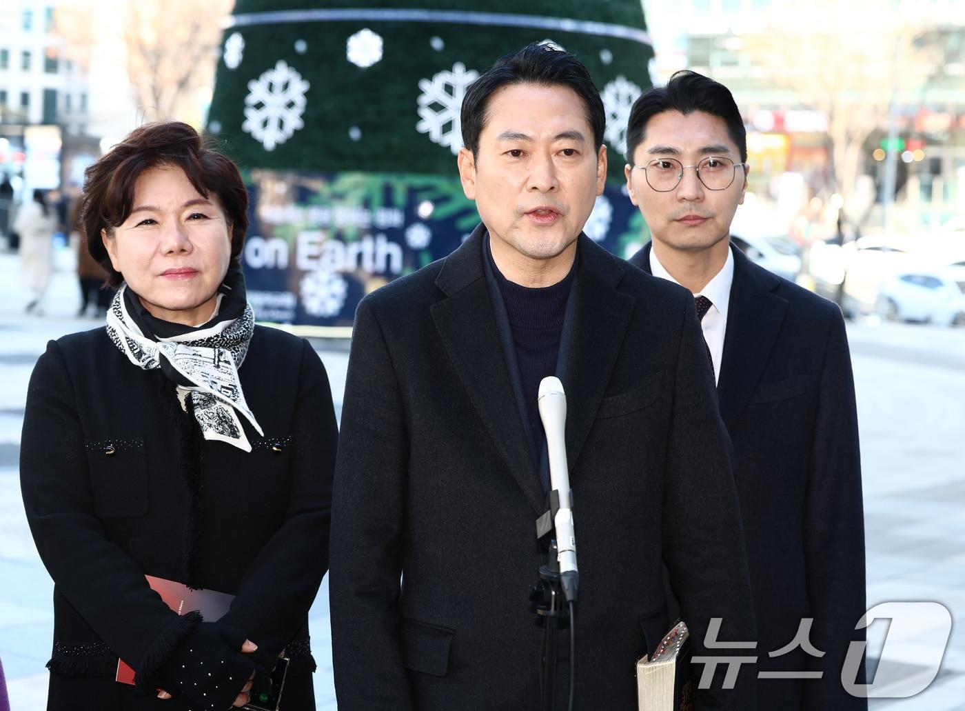 본문 이미지 - 장동혁 국민의힘 대표가 25일 서울 서초구 사랑의교회에서 성탄 예배를 마치고 취재진 질의에 답변하고 있다. 2025.12.25/뉴스1 ⓒ News1 김민지 기자