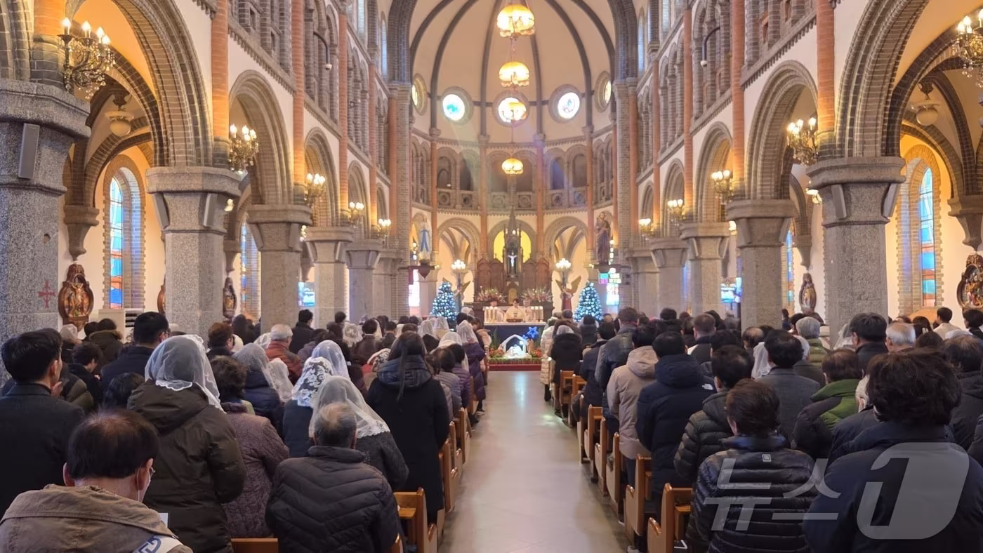 25일 오전 10시 30분께 전북 전주시 완산구 전동성당에서 성탄절 기념 미사가 진행되고 있다.2025.12.25/뉴스1  ⓒ News1 문채연 기자