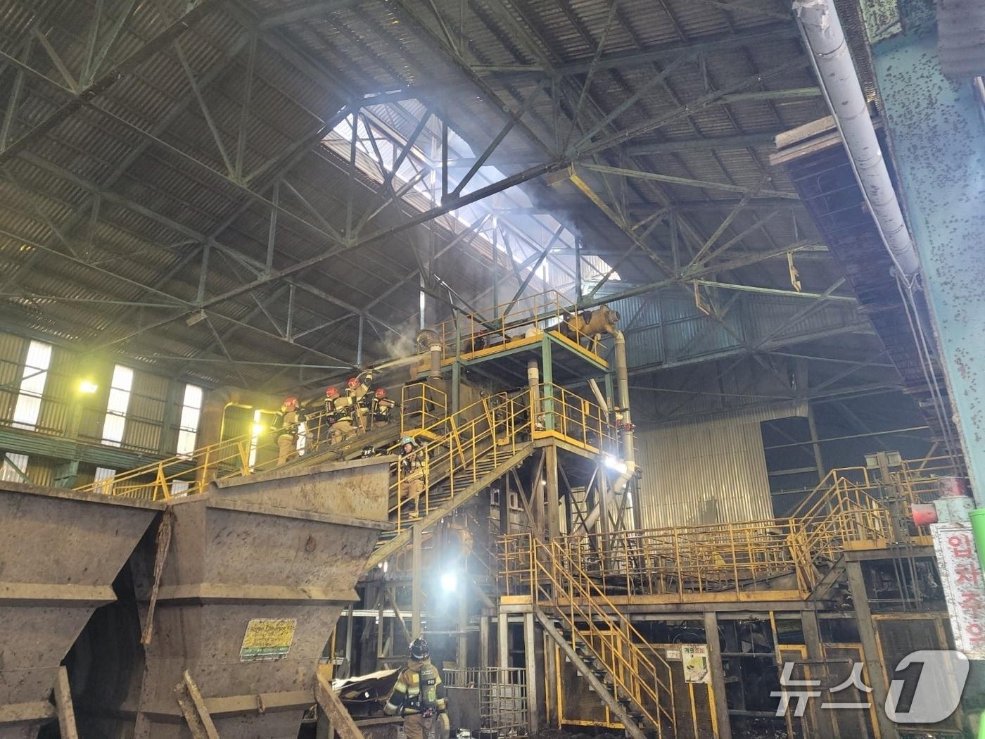 본문 이미지 - 25일 오전 9시 37분께 울산 울주군 온산읍 고려아연 공장에서 불이 났다.(울산소방본부 제공. 재판매 및 DB금지)/뉴스1