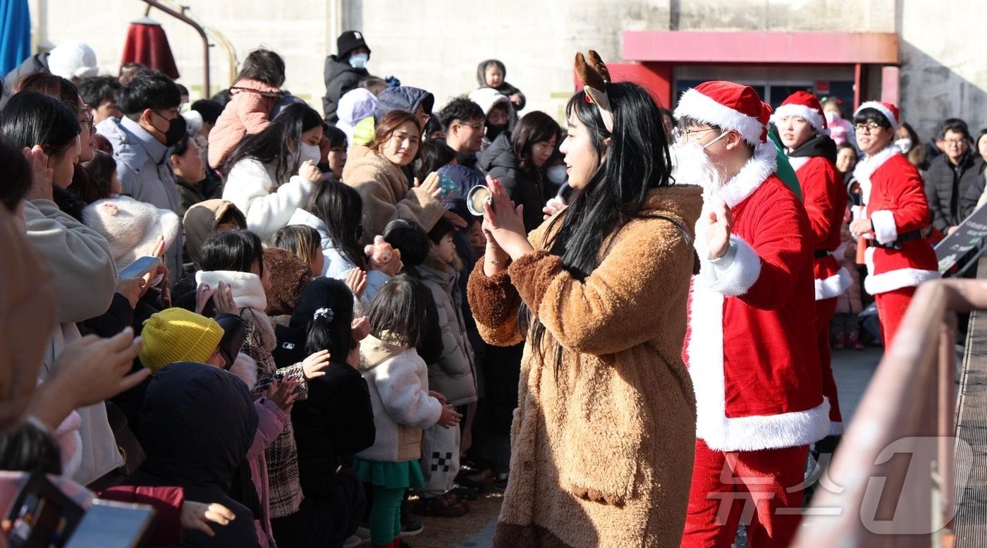 크리스마스인 25일 전북 완주군 삼례문화예술촌에서 삼타할아버지 퍼레이드가 펼쳐지고 있다. 2025.12.25/뉴스1 ⓒ News1 유경석 기자