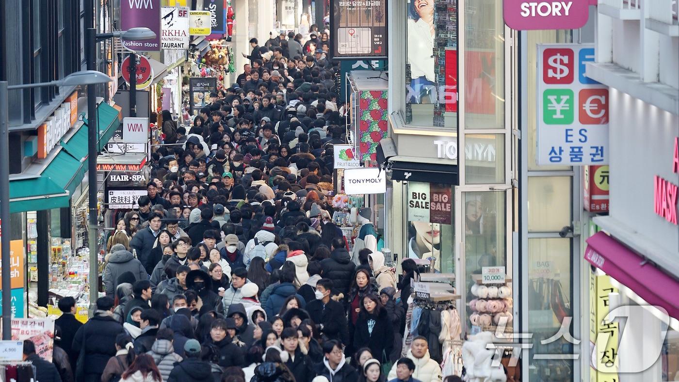 크리스마스인 25일 서울 명동거리에 시민과 외국인 관광객의 발길이 이어지고 있다. (사진은 기사 내용과 무관함) 2025.12.25/뉴스1 ⓒ News1 박지혜 기자