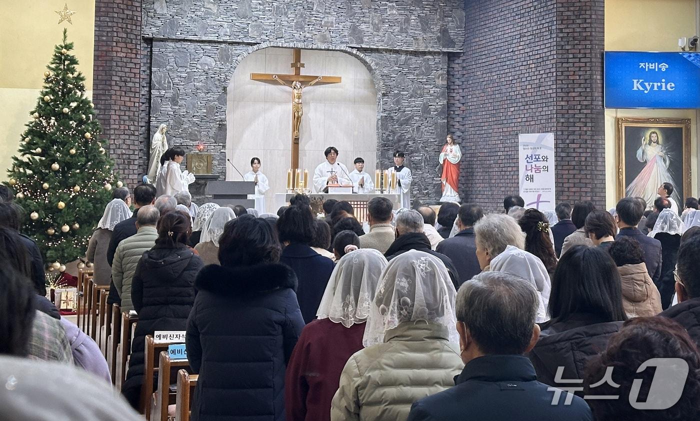 25일 천주교부산교구 울산대리구 우정성당에서 '주님 성탄대축일' 낮미사가 봉헌되고 있다. 2025.12.25/뉴스1 ⓒ News1 조민주 기자