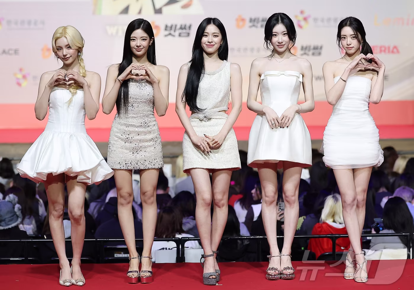 본문 이미지 - 걸그룹 있지(ITZY) 예지(왼쪽부터)와 리아, 류진, 채령, 유나 2025.12.25 ⓒ 뉴스1 김진환 기자