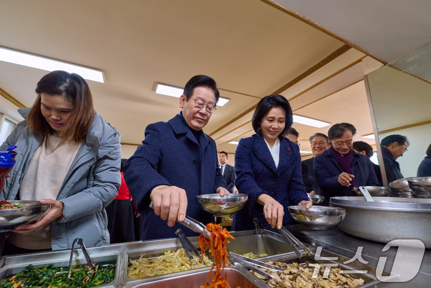 이재명 대통령과 김혜경 여사가 25일 인천 계양구 해인교회에서 열린 성탄 예배를 마친 후 오찬을 하고 있다. (대통령실 제공. 재판매 및 DB 금지) 2025.12.25/뉴스1 ⓒ News1 이재명 기자