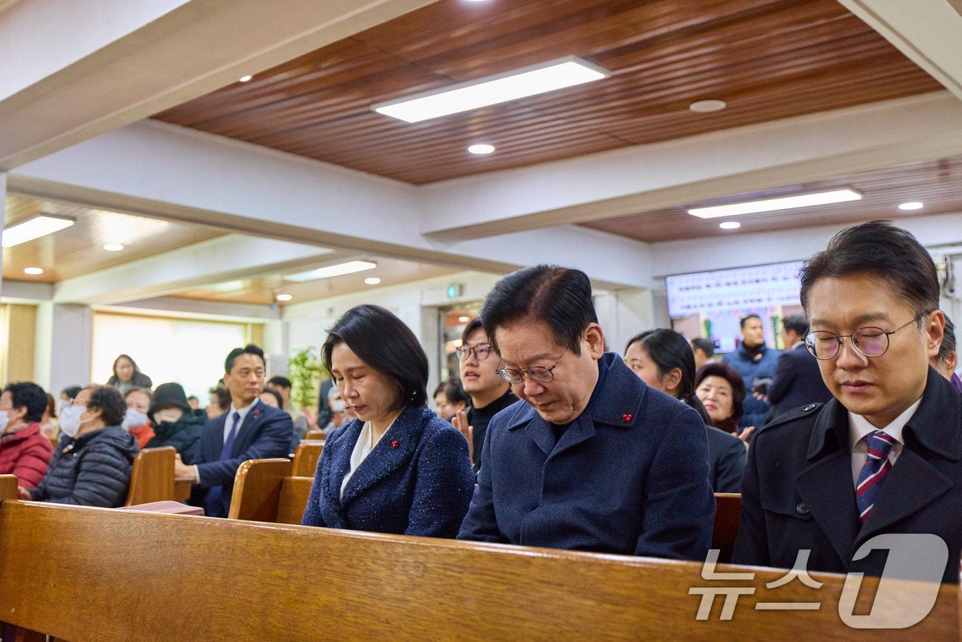 이재명 대통령과 김혜경 여사가 25일 인천 계양구 해인교회에서 열린 성탄 예배에서 기도를 하고 있다. (대통령실 제공. 재판매 및 DB 금지) 2025.12.25/뉴스1 ⓒ News1 이재명 기자