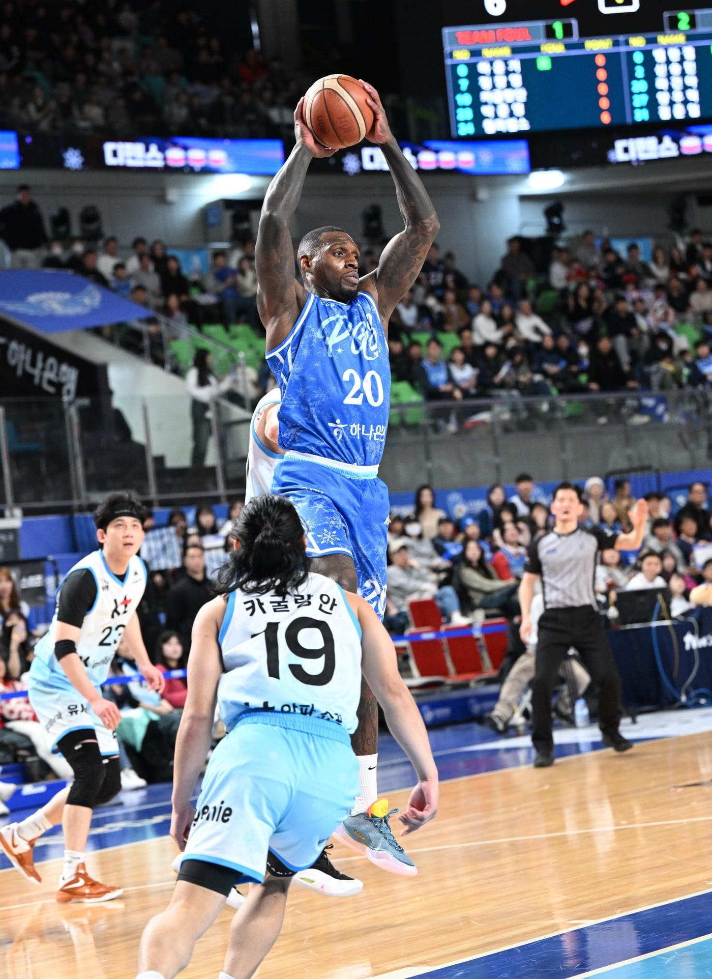 본문 이미지 - 프로농구 한국가스공사 라건아가 25일 KT와 경기에서 리바운드 하고 있다.(KBL 제공)