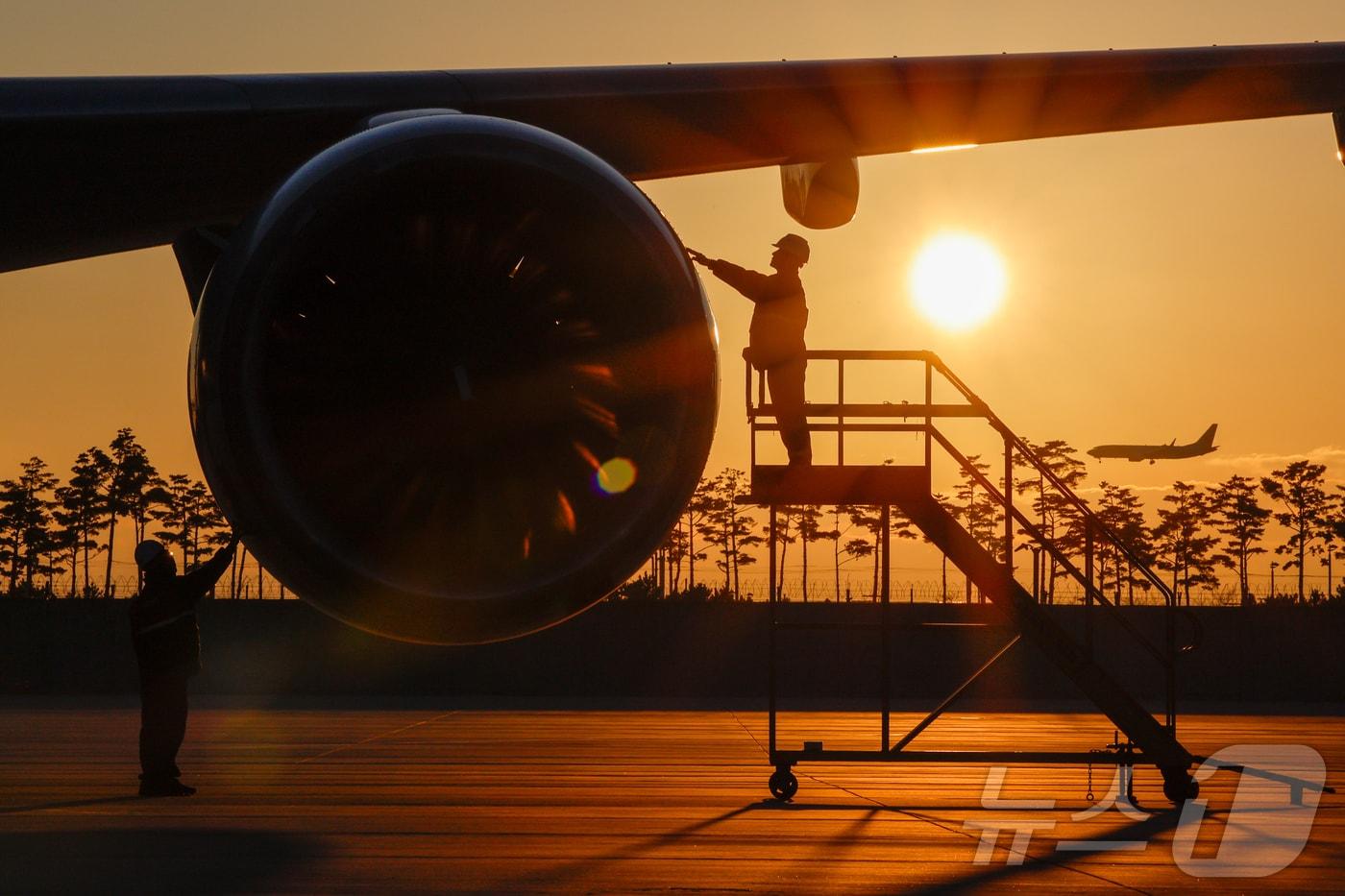본문 이미지 - 인천 중구 인천국제공항 아시아나항공 제2격납고에서 이준희(왼쪽), 김영균 항공기 정비사가 아시아나 여객기 엔진을 점검하고 있다.  2025.12.29 ⓒ 뉴스1 안은나 기자