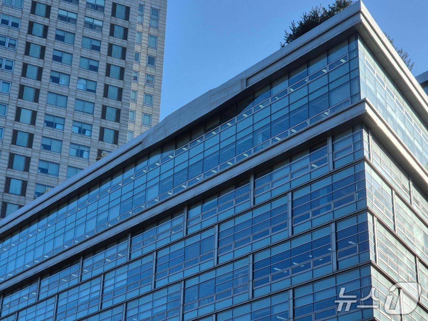 본문 이미지 - 25일 서울 종로구 LG광화문빌딩 외벽 꼭대기에 'LG' 현판이 제거돼 있다. LX그룹은 연말까지 공사를 마치고 LX 사옥으로 리모델링할 예정이다.2025.12.25/뉴스1 최동현 기자