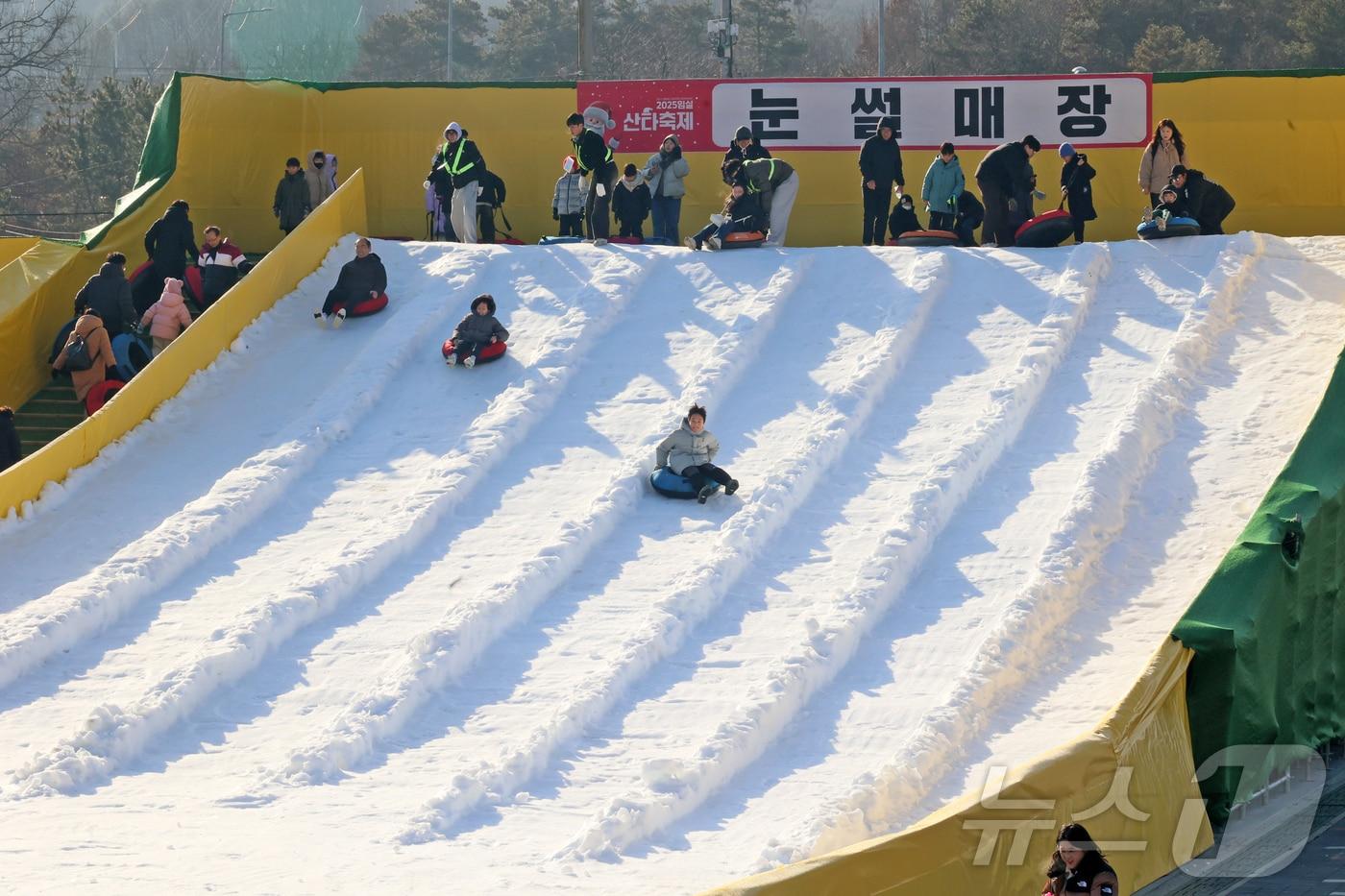 크리스마스인 25일 전북 임실군 치즈테마파크에서 열린 임실산타축제를 찾은 방문객들이 즐거운 시간을 보내고 있다. 이번 축제는 25일부터 28일까지 임실치즈테마파크에서 열린다. (임실군청 제공. 재판매 및 DB 금지) 