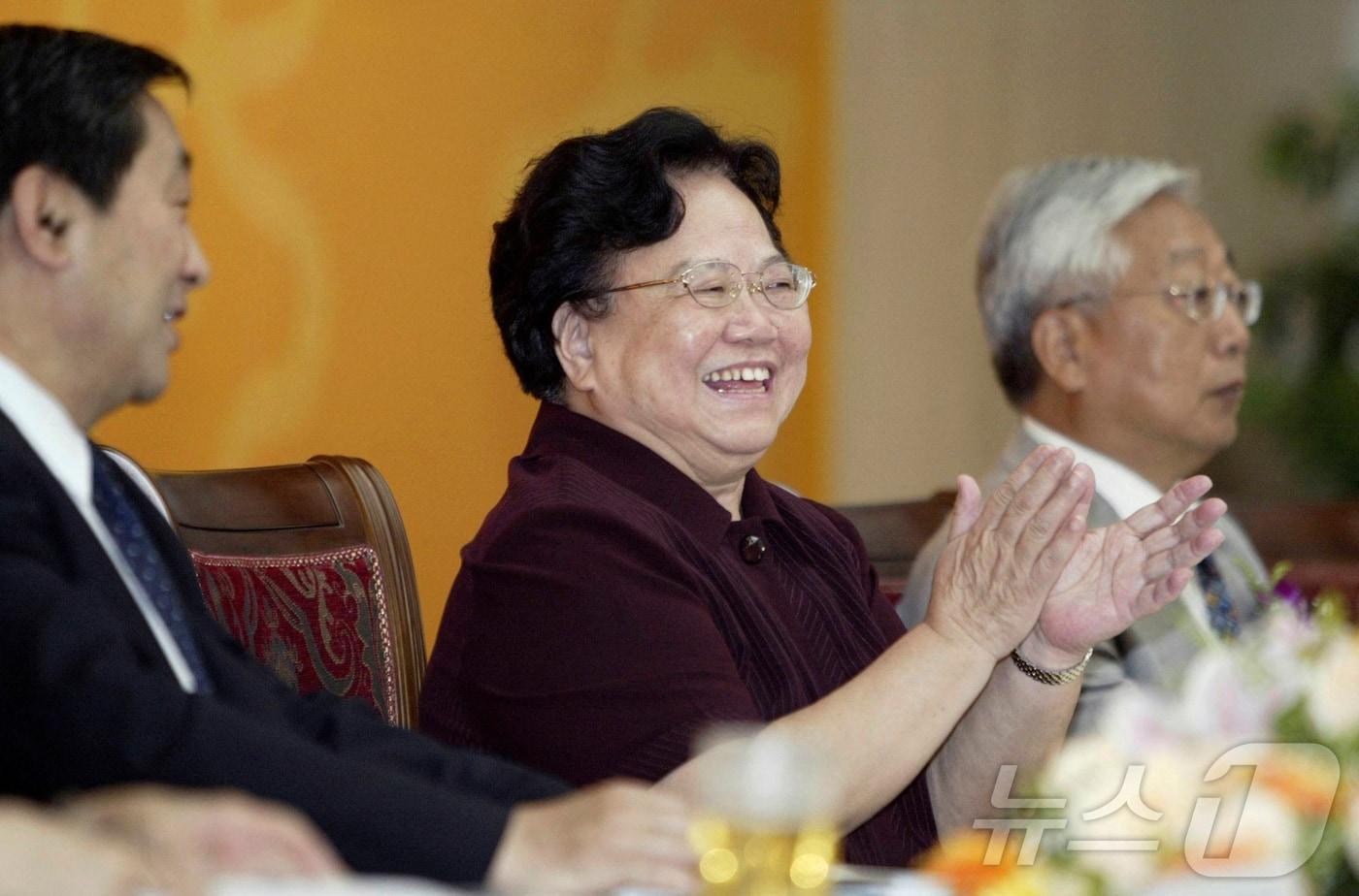 중국의 한자녀 정책 설계자 펑페이윈 전 중국 국가계획생육위원회 주임이 2005년 6월 베이징에서 열린 제2회 아시아여성포럼에 참석해 박수를 치고 있다. (자료사진) 2005.6.23 ⓒ 로이터=뉴스1 ⓒ News1 강민경 기자