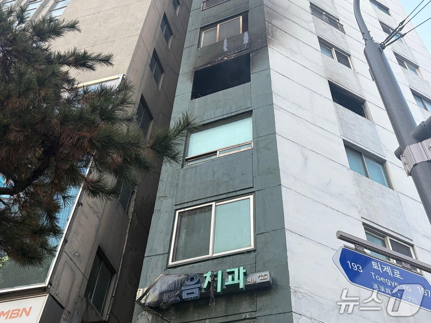 본문 이미지 - 25일 오후 3시 42분쯤 서울 중구 지하철 3호선 충무로역 인근 건물 14층짜리 건물 5층에서 화재가 발생해 1명이 다쳤다. 2025.12.25/ 뉴스1 김종훈 기자