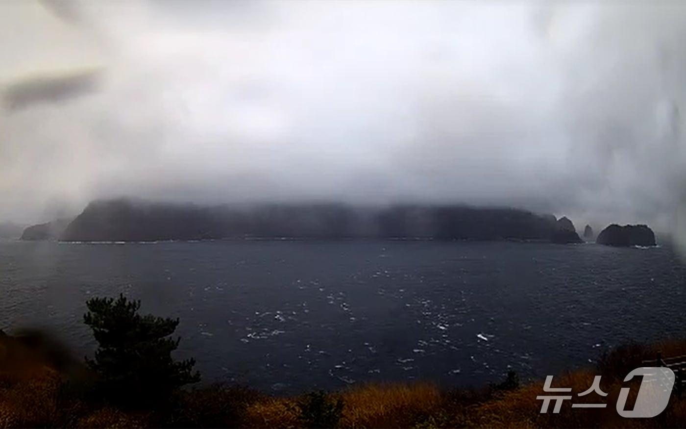 26일 대구와 경북지역은 대체로 맑은 가운데 낮 최고기온이 0도 안팎에 머물려 매우 춥겠다. 사진은 25일 오후 울릉군 실시간 LIVE(라이브)방송 갈무리. (재판매 및 DB 금지) 2025.12.25/뉴스1