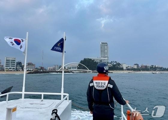 본문 이미지 - 실종자 해상 수색작업.(강릉해양경찰서 제공. 재판매 및 DB금지)/뉴스1