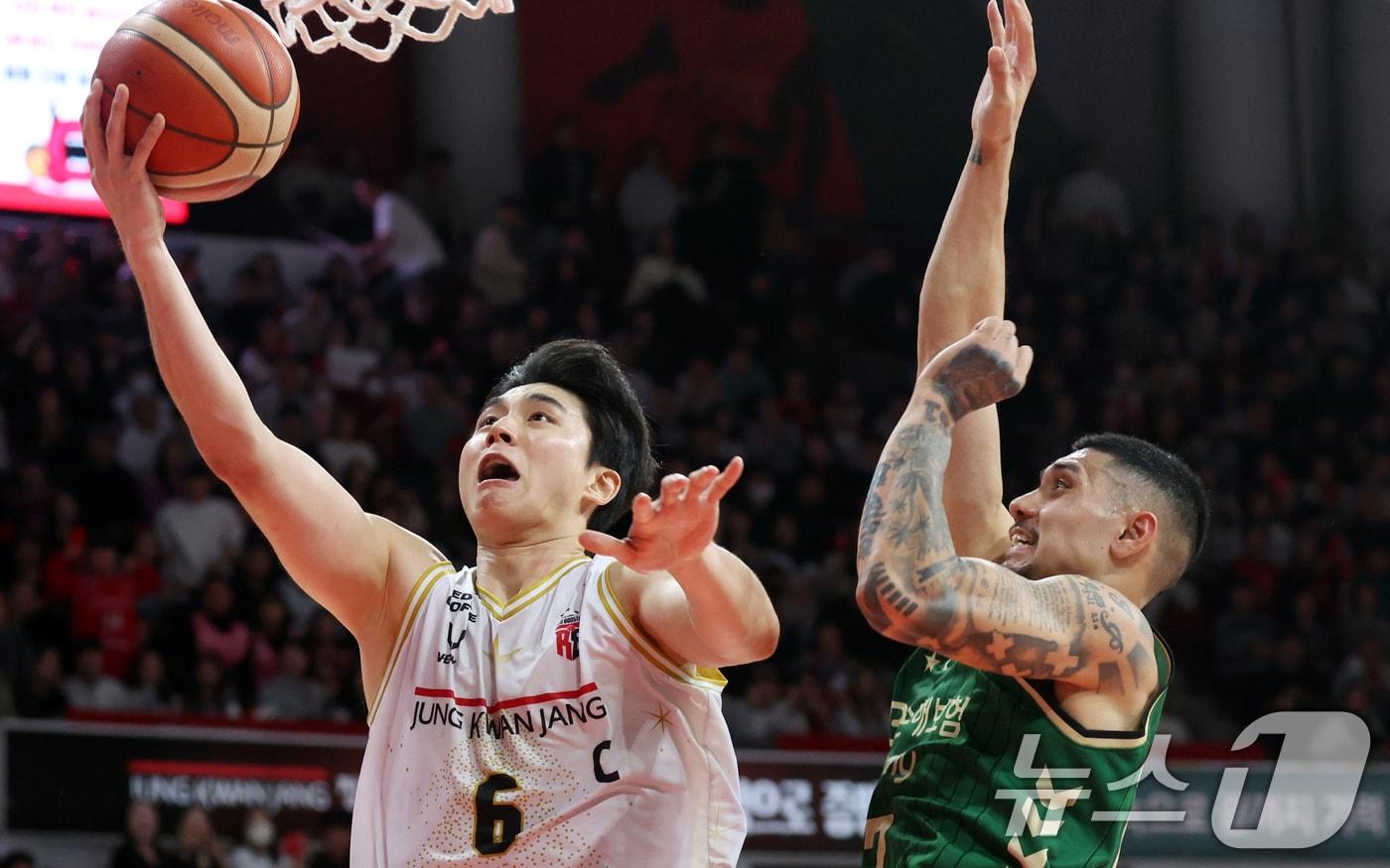 25일 오후 경기도 안양시 정관장아레나에서 열린 2025-2026 LG전자 프로농구 정규리그 안양 정관장과 원주 DB의 경기에서 안양 정관장 박지훈이 골밑슛을 하고 있다. 2025.12.25/뉴스1 ⓒ News1 김명섭 기자