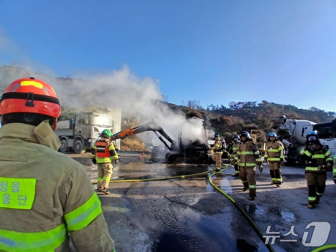 본문 이미지 - 굴착기 화재 현장 (전북소방본부 제공. 재판매 및 DB금지) 뉴스1