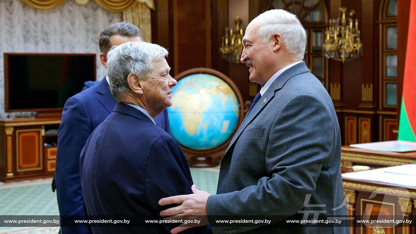 본문 이미지 - 루카셴코 벨라루스 대통령(오른쪽)과 존 콜 미국 특사. 2025.12.12 ⓒ 로이터=뉴스1 ⓒ News1 이지예 객원기자