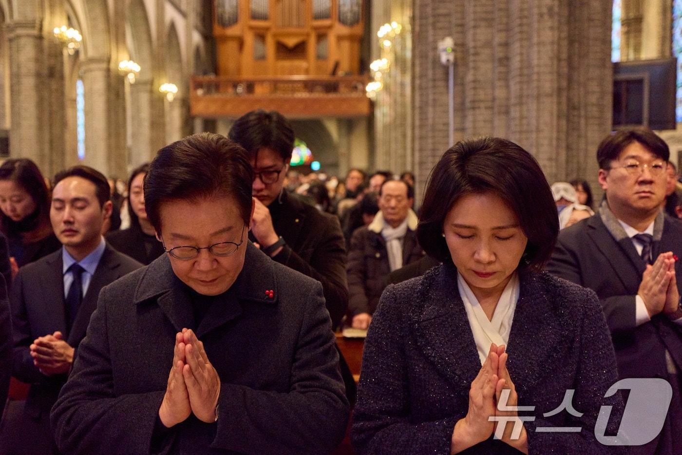 이재명 대통령과 김혜경 여사가 25일 서울 중구 명동대성당에서 열린 성탄 대축일 미사에서 기도를 하고 있다. (대통령실 제공. 재판매 및 DB 금지) 2025.12.25/뉴스1 ⓒ News1 이재명 기자