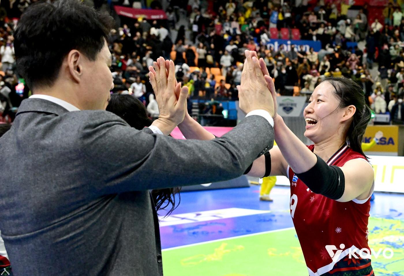 강성형 감독과 승리를 기뻐하는 나현수. (KOVO 제공)