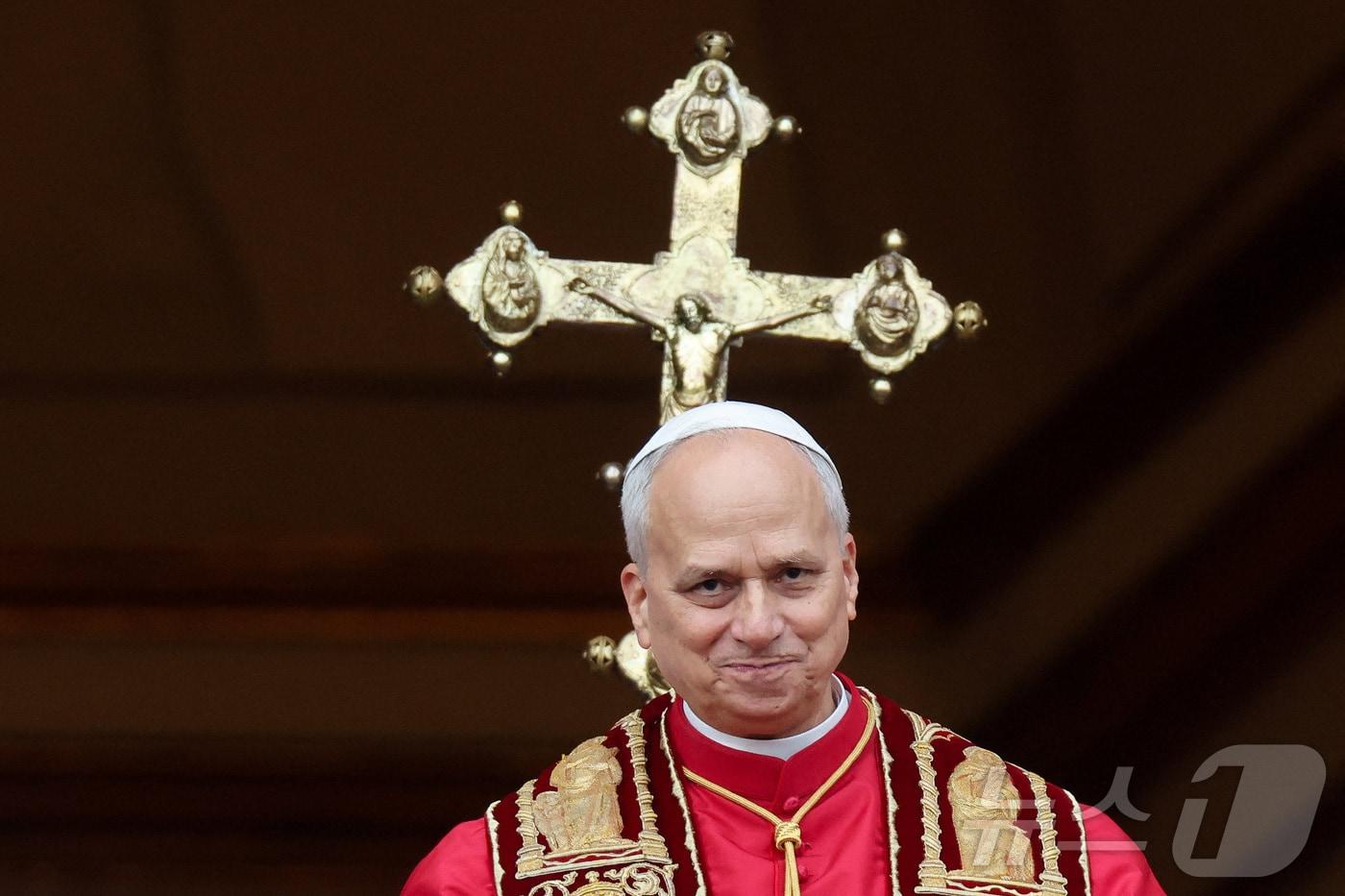 교황 레오 14세가 25일(현지시간) 성탄 당일 성 베드로 대성당 발코니에서 전 세계 평화를 촉구하는 메시지를 발신했다. 2025.12.25 ⓒ 로이터=뉴스1 ⓒ News1 강민경 기자