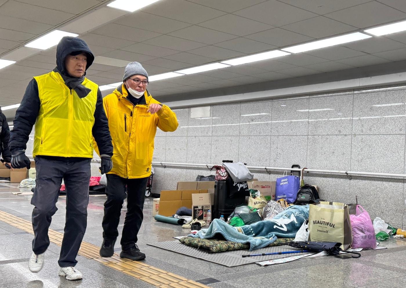  오세훈 서울시장이 25일 오후 서울역광장 인근 지하보도를 찾아, 한파 대비 거리노숙인 보호 현장을 점검하고 있다.(서울시 제공)