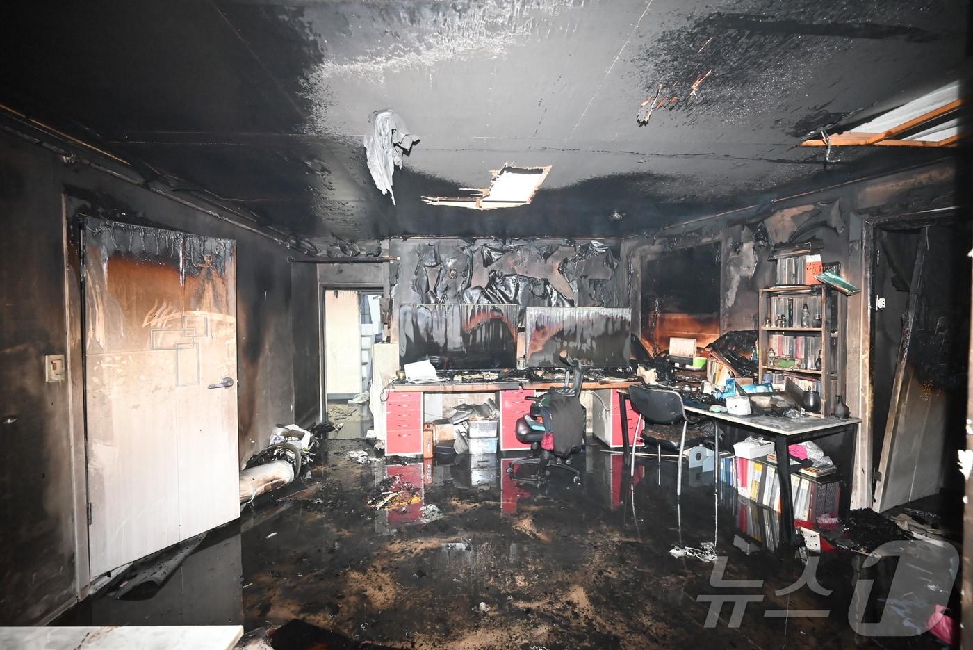 본문 이미지 - 지난달 25일 오후 3시 42분쯤 서울 중구 충무로역 인근 건물 5층에서 화재가 발생해 현장이 까맣게 타 있다(중부소방서 제공. 재판매 및 DB금지) 2025.12.25/뉴스1