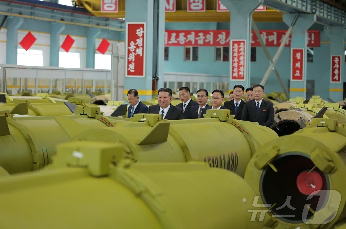 (평양 노동신문=뉴스1) = 북한 노동당 기관지 노동신문은 김정은 당 총비서가 중요군수공업기업소들을 방문하고 올해 미사일 및 포탄생산부문 실적과 4·4분기 생산실태를 점검했다고 26일 보도했다. [국내에서만 사용가능. 재배포 금지. DB 금지. For Use Only in the Republic of Korea. Redistribution Prohibited] rodongphoto@news1.kr