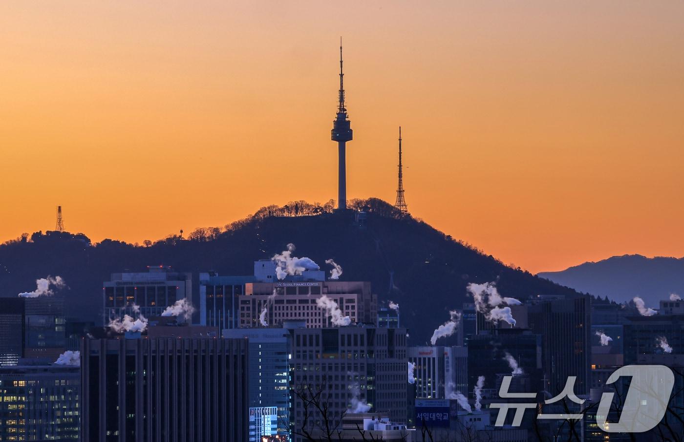 서울의 최저기온이 영하 12도까지 떨어지는 등 강추위를 보인 26일 오전 서울 도심의 빌딩에 난방을 가동하며 발생한 수증기가 피어오르고 있다. 기상청은 이날 경기북동부와 강원내륙·산지, 충북북부, 경북북부를 중심으로 아침 기온이 -15도 안팎으로 떨어지겠다고 예보했다. 2025.12.26/뉴스1 ⓒ News1 김진환 기자