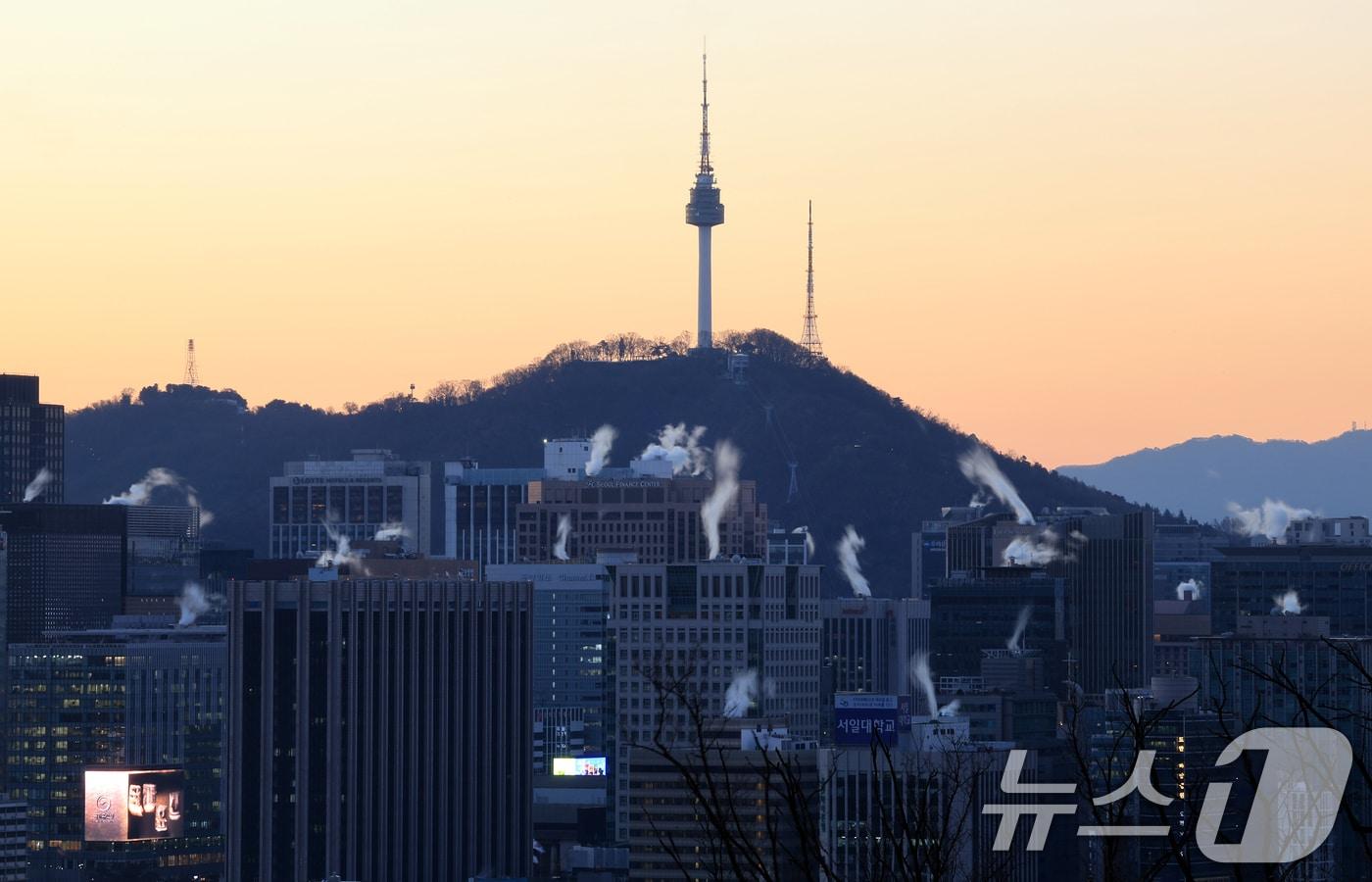 서울의 최저기온이 영하 12도까지 떨어지는 등 강추위를 보인 26일 오전 서울 도심의 빌딩에 난방을 가동하며 발생한 수증기가 피어오르고 있다. 기상청은 이날 경기북동부와 강원내륙·산지, 충북북부, 경북북부를 중심으로 아침 기온이 -15도 안팎으로 떨어지겠다고 예보했다. 2025.12.26/뉴스1 ⓒ News1 김진환 기자