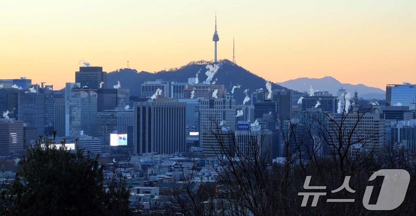 본문 이미지 - 26일 오전 서울 도심의 빌딩에 난방을 가동하며 발생한 수증기가 피어오르고 있다.  2025.12.26 ⓒ 뉴스1 김진환 기자
