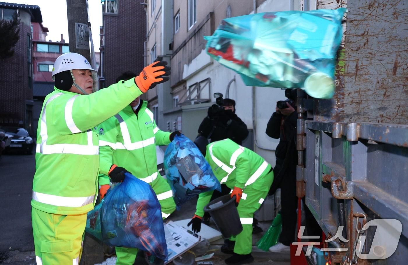 장동혁 국민의힘 대표가 26일 서울 도봉구 일대에서 쓰레기를 정리하고 있다. 2025.12.26/뉴스1 ⓒ News1 신웅수 기자