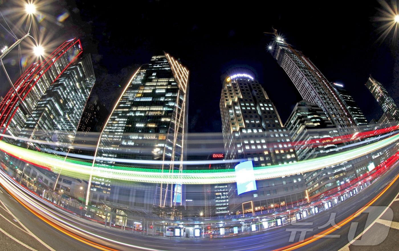 본문 이미지 - 2025년 을사년(乙巳年)이 저물어가는 12월의 밤 서울 영등포구 여의도 증권가 일대에 불이 밝혀져 있다.  2025.12.28 ⓒ 뉴스1 장수영 기자