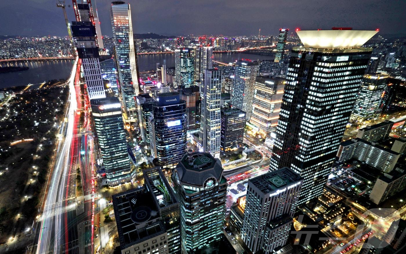 본문 이미지 - 서울 영등포구 여의도 증권가 일대에 불이 밝혀져 있다.  2025.12.28/뉴스1 ⓒ News1 장수영 기자