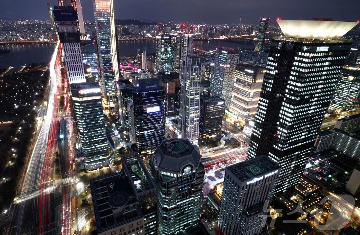 본문 이미지 - 서울 영등포구 여의도 증권가 일대에 불이 밝혀져 있다.  2025.12.28/뉴스1 ⓒ News1 장수영 기자