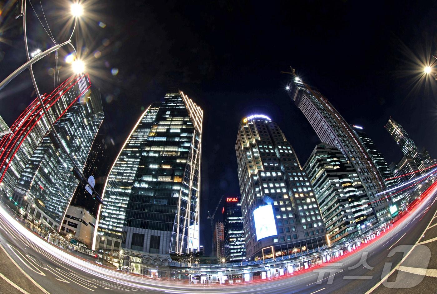 본문 이미지 - 서울 영등포구 여의도 증권가. 2025.12.28 ⓒ 뉴스1 장수영 기자