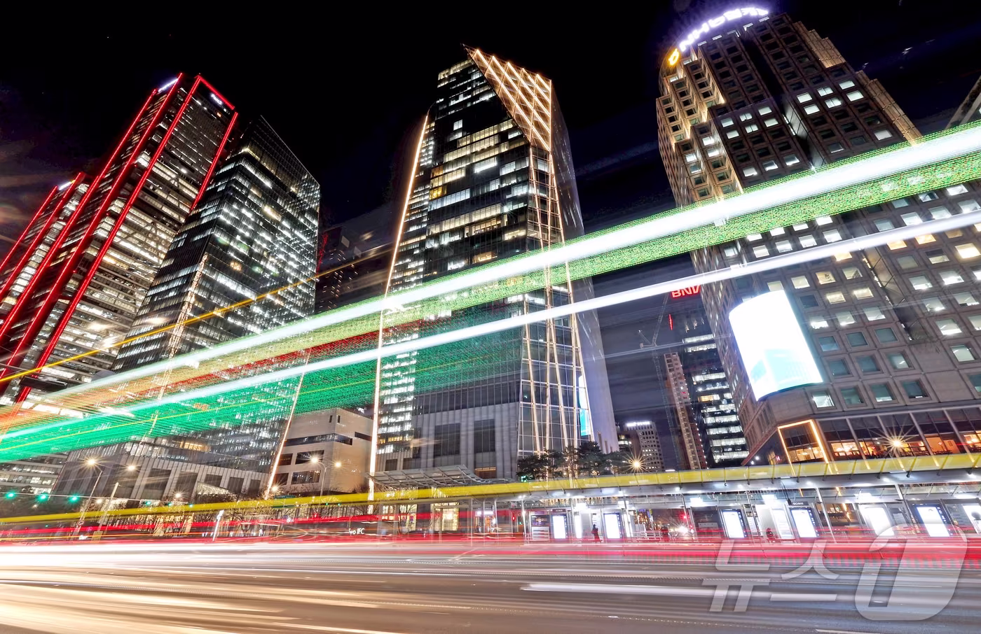 본문 이미지 - 2025년 을사년(乙巳年)이 저물어가는 12월의 밤 서울 영등포구 여의도 증권가 일대에 불이 밝혀져 있다. 2025.12.28 ⓒ 뉴스1 장수영 기자